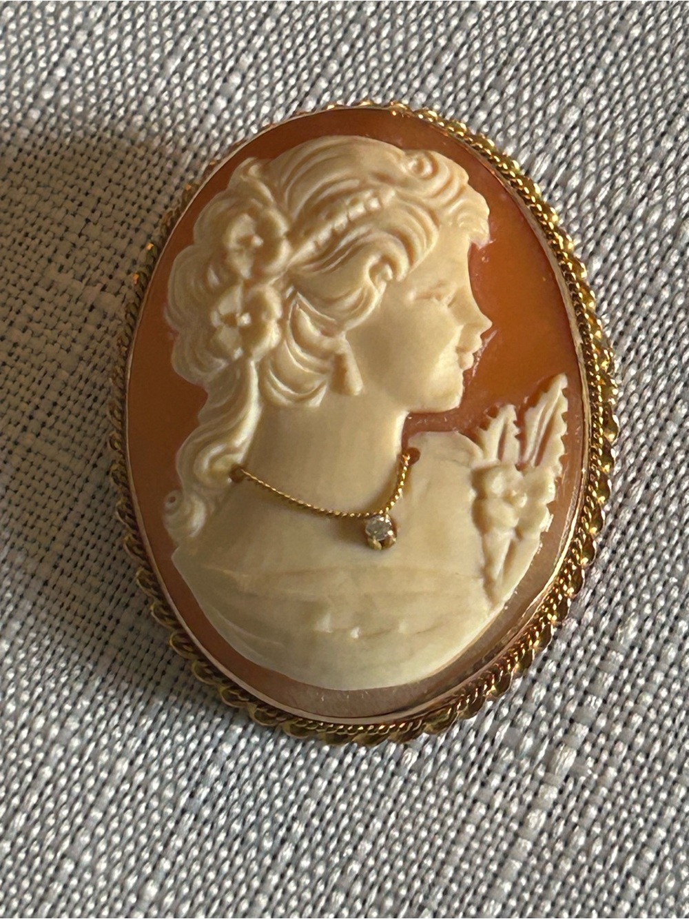 Vintage Cameo Pendant Necklace 14k gold- Elegant Women's Accessory 1940s diamond